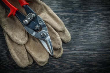 Emanet eldiven kesici ahşap tahta üzerinde çelik