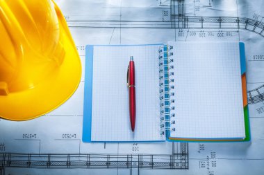 Emanet baret defter kalem planı üzerinde