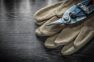 Emanet eldiven makas ahşap tahta üzerinde çelik