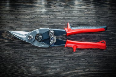 Ahşap tahta üzerinde keskin çelik makas