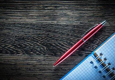 Biro kalem spiral defter vintage ahşap tahta üzerinde kontrol