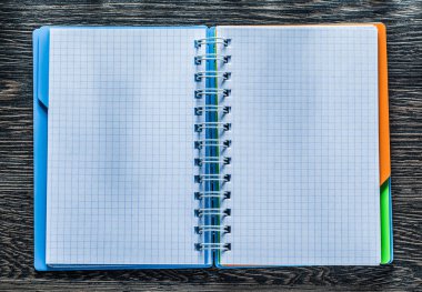 Antika ahşap tahta üzerinde kontrol notepad açıldı