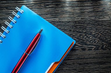 Antika ahşap tahta üstünde kalem spiral defter