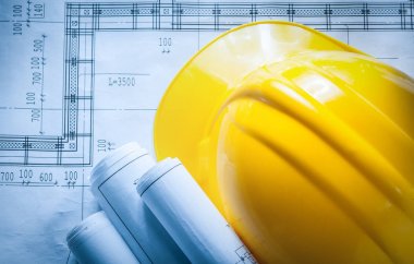 Planı üzerinde inşaat planları haddelenmiş bina kask