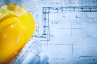 Kask inşaat çizimleri planı üzerinde bina