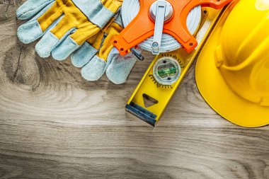 Üzerinde ölçüm bandı baret inşaat seviyesi koruyucu eldiven 