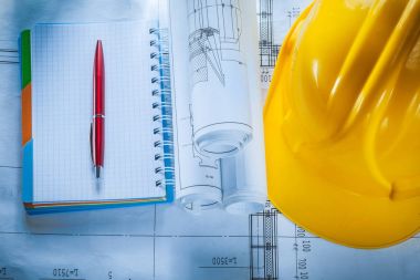 Kask kontrol defter kalem planları malzemeleri üzerinde bina Emanet