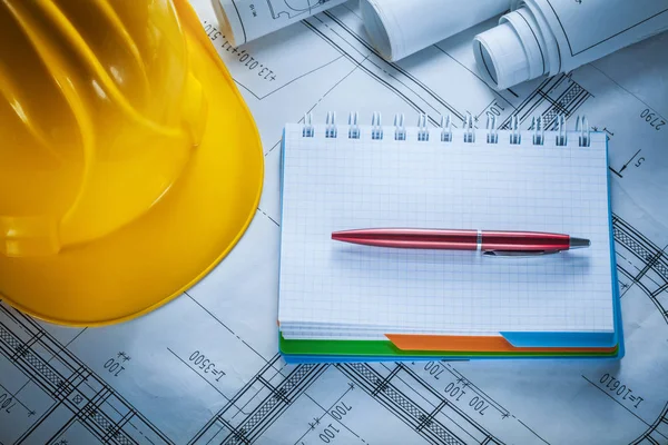 Sombrero duro comprobado cuaderno lápiz planos en el dibujo de la construcción —  Fotos de Stock