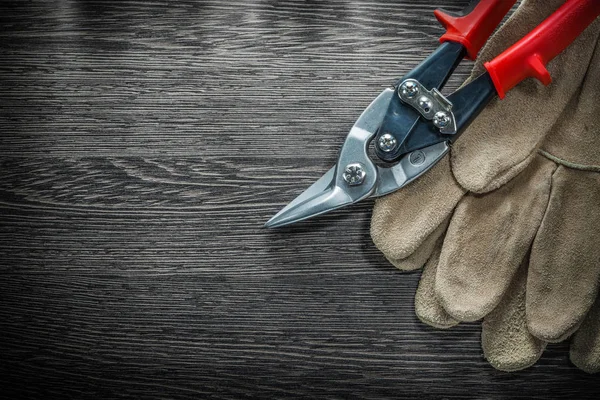 Paar Schutzhandschuhe Stahlschneider auf Holzbrett — Stockfoto