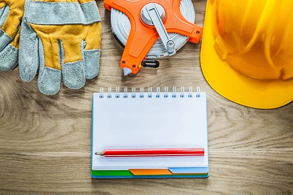 Notizblock Bleistift Schutzhandschuhe Band messen harte Mütze auf Holz — Stockfoto