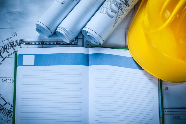 Veiligheid hard hat bouw plannen Kladblok op blauwdruk — Stockfoto