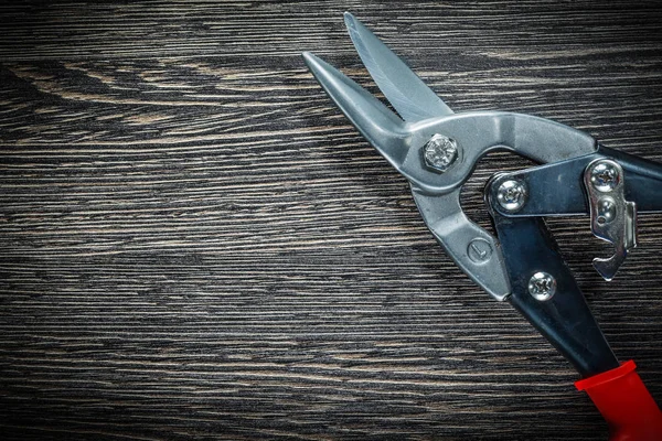 Nerezové nůžky na dřevěné desce — Stock fotografie