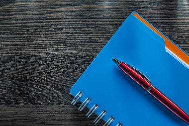 Antika ahşap tahta üstünde kalem defter