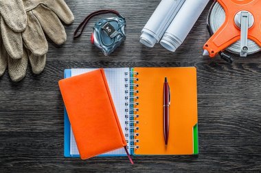 Teyp koruyucu eldiven bloknot ahşap üzerine kalem önlemler planları 