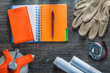 İnşaat planları teyp önlemler koruyucu eldiven bloknot kalem 