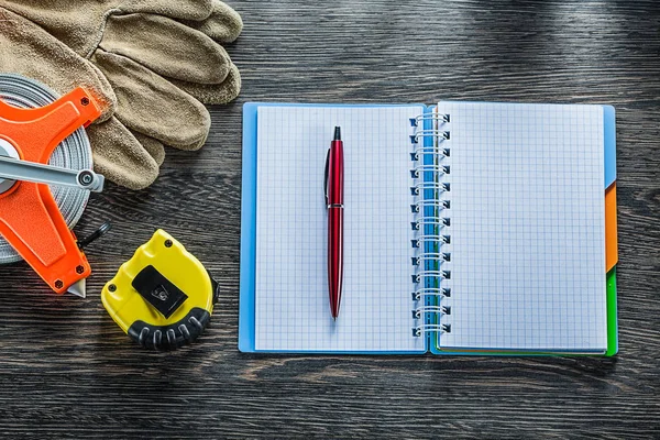 Meten tape veiligheid handschoenen Kladblok pen op houten plank — Stockfoto