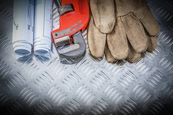 Llave de tubería planes de construcción guantes de seguridad de cuero en corrugat — Foto de Stock