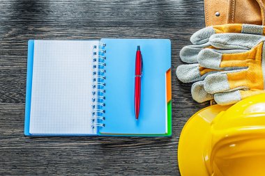 Defter kalem aracı kemer koruyucu eldiven kask ahşap üzerine bina