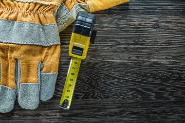 Mezura koruyucu eldiven ahşap tahta üzerinde haddelenmiş