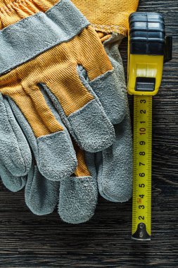Mezura koruyucu eldiven ahşap tahta üzerinde ayarla