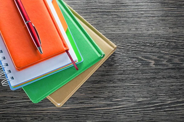 Heap de caneta notepads na placa de madeira — Fotografia de Stock