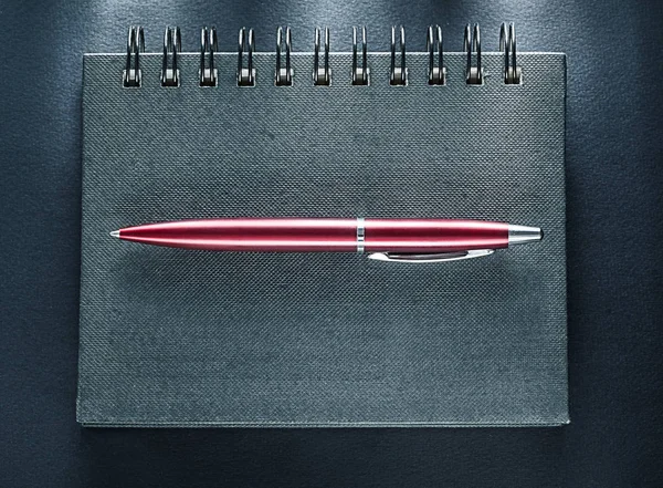 Spiral not defteri kalemi siyah arka plan üzerinde — Stok fotoğraf
