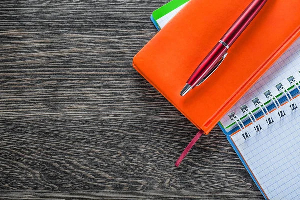 Laptops biro pen op houten bord bovenaanzicht — Stockfoto