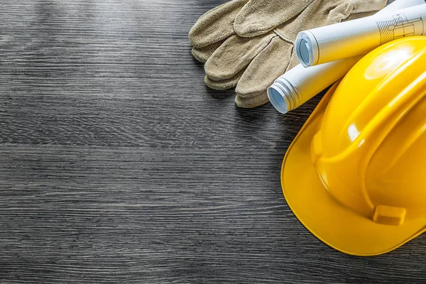Säkerhet handskar konstruktion planer hård hatt på träskiva — Stockfoto
