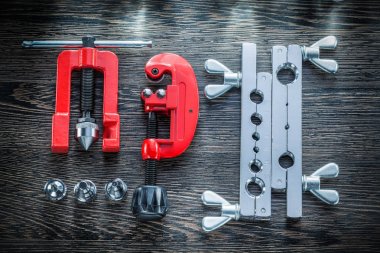 Dışa dönük kelepçe fren tesisatçı boru kesici ahşap tahta üzerinde