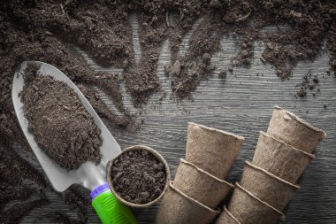 Bahçe turba tencere toprak spade ahşap tahta üzerinde