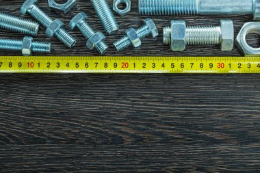 Cıvata yıkama fındık şerit metre ahşap tahta üzerinde