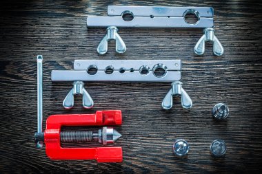 Dışa dönük kelepçe fren tesisatçı üzerinde ahşap tahta Üstten Görünüm