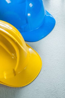 Beton zemin üzerine Emanet zor şapka