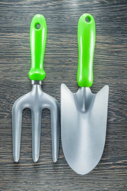 Bahçe malası çatal el spade ahşap tahta üzerinde