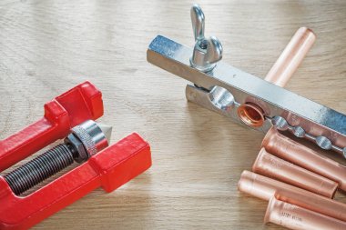 Pirinç boru kelepçe fren tesisatçı ahşap tahta üzerinde ışıl ışıl alevlendi