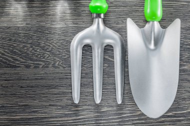 Tarım mala çatal el spade ahşap tahta üzerinde