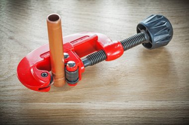 Boru boru kesici ahşap tahta üstten görünüm üzerinde alevlendi