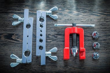 Dışa dönük kelepçe fren tesisatçı ahşap tahta üzerinde