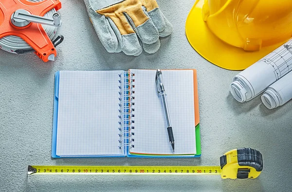 Säkerhet handskar konstruktion ritningar måttband anteckningar penna bui — Stockfoto