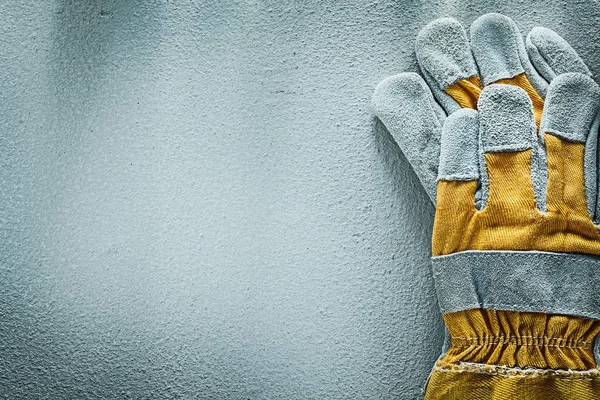 Пара захисних рукавичок на бетонному фоні копіювання простору — стокове фото