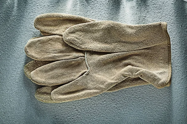 Skórzane rękawiczki bezpieczeństwa na podłoże betonowe — Zdjęcie stockowe
