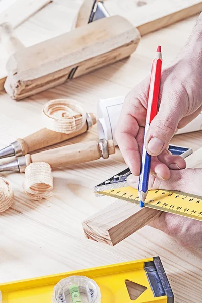 Arbete av snickare med penna närbild — Stockfoto