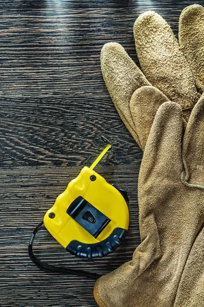 Tapeline Paar Lederschutzhandschuhe auf Holzbrett — Stockfoto