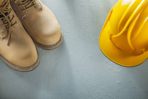 Botas de seguridad del casco de construcción sobre fondo de hormigón —  Fotos de Stock
