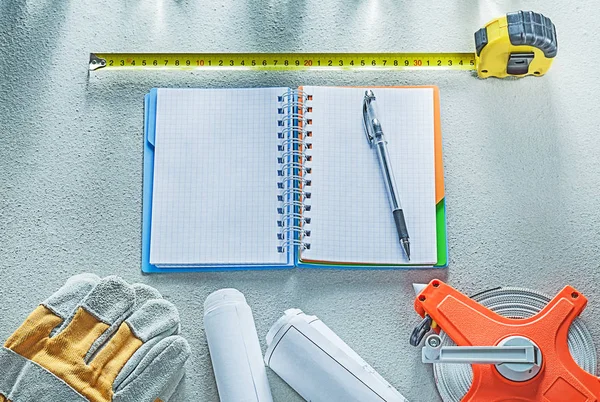 Schutzhandschuhe Konstruktionszeichnungen Maßband Notizblock Stift auf — Stockfoto