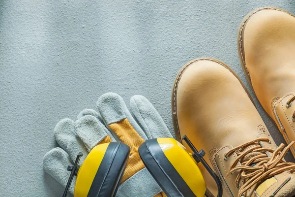 Безпека мереживних чоботів захисні рукавички на бетонному фоні — стокове фото