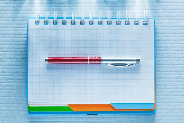 Penna biro con blocco note a quadretti bianchi — Foto Stock