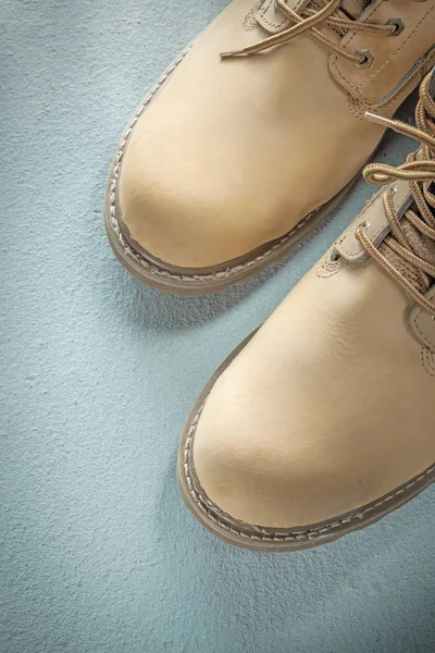 Skórzane buty na podłoże betonowe — Zdjęcie stockowe