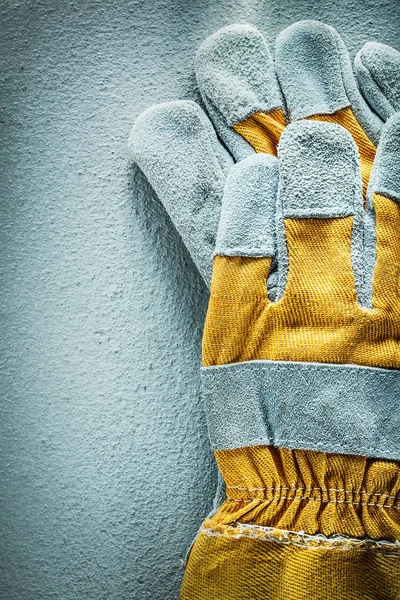 Par de guantes protectores sobre fondo de hormigón vista superior —  Fotos de Stock