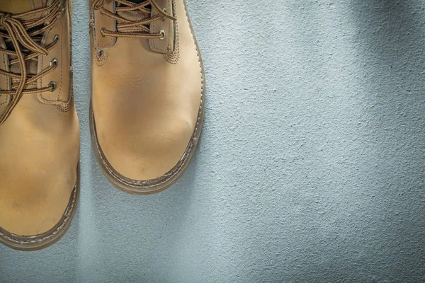 Par de botas impermeables sobre fondo de hormigón — Foto de Stock